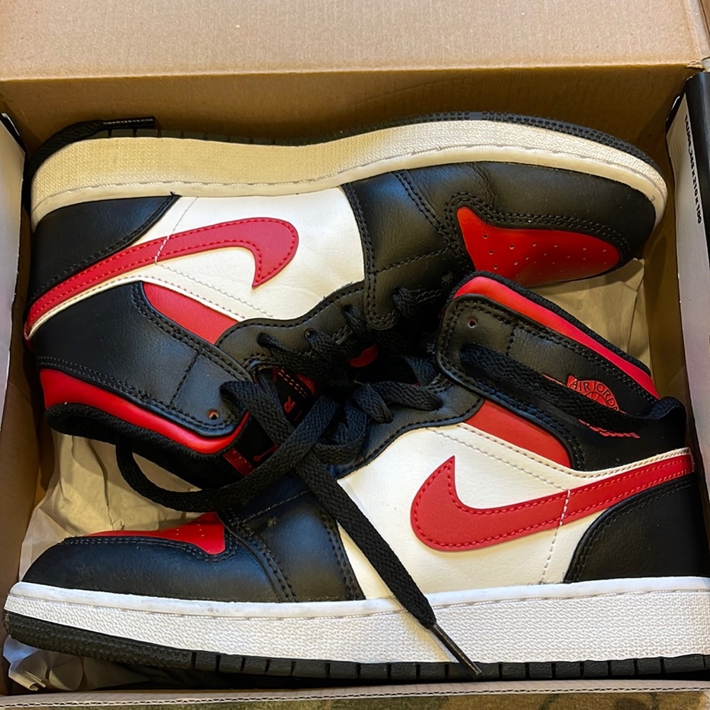 Air Jordan 1 Mid. Size 5Y.